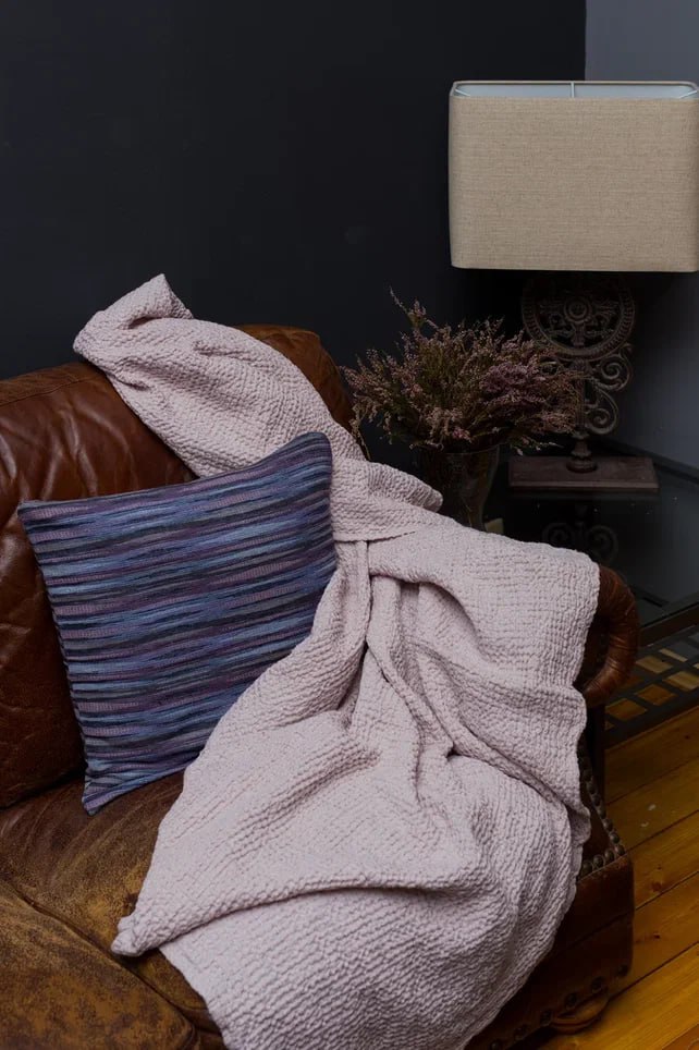 Не только бежевый: как цветные льняные ткани вдохнут новую жизнь в интерьер.