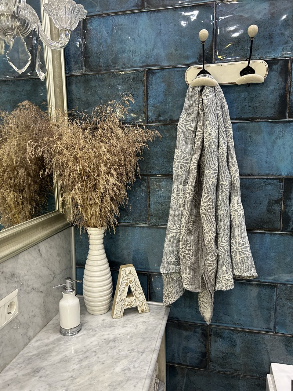 Льняное банное полотенце «Снежинки» (серое)