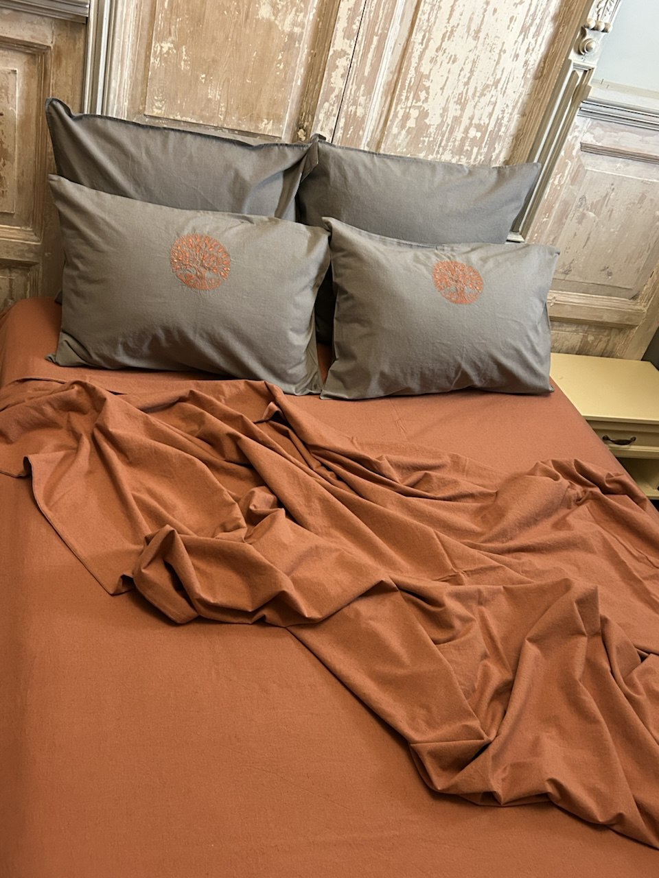 Льняной комплект постельного белья «Терракотовый» с вышивкой